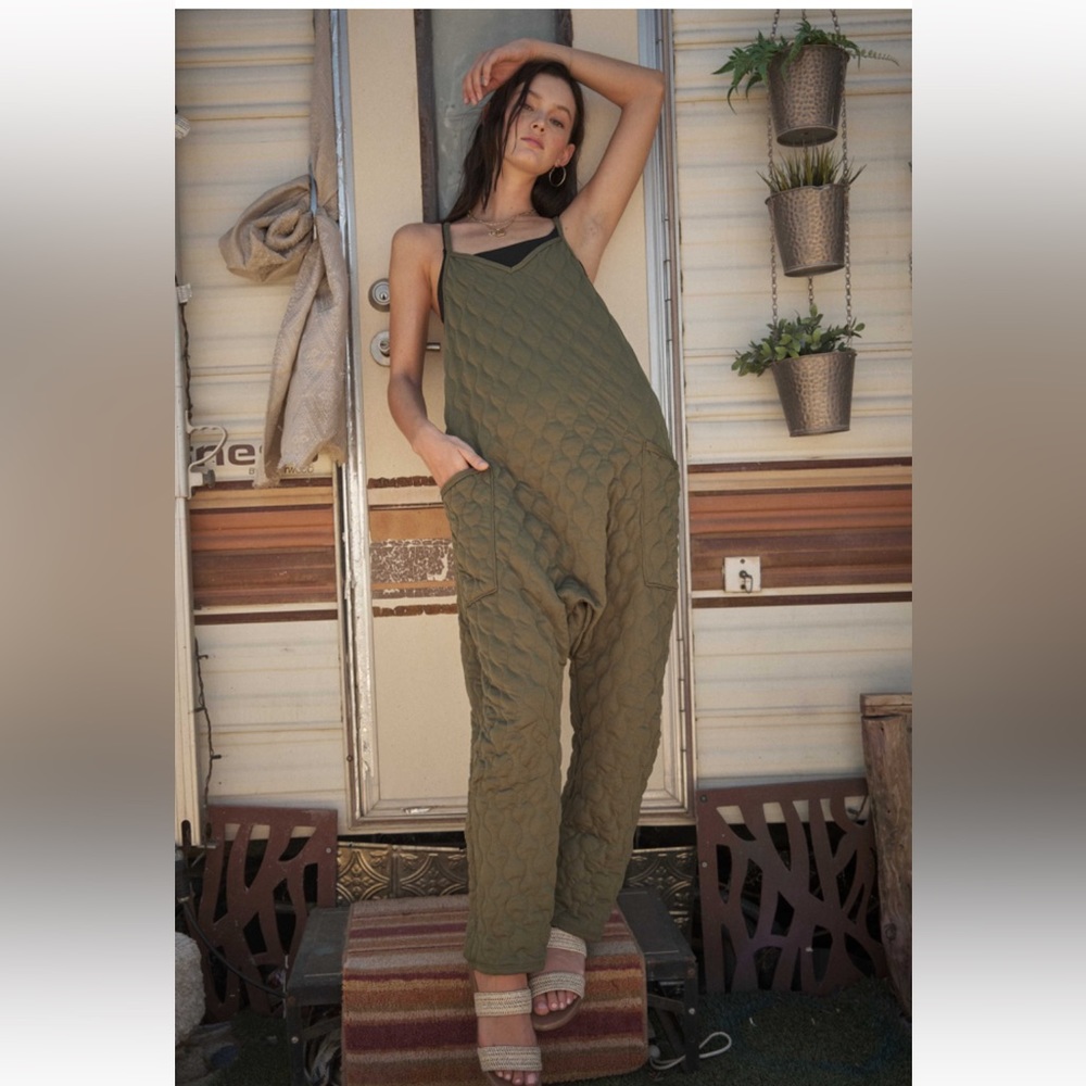 38 Fabulous V-neck Sleeveless Quilted Jumpsuit